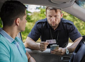 Polizeibeamter kontrolliert den Führerschein